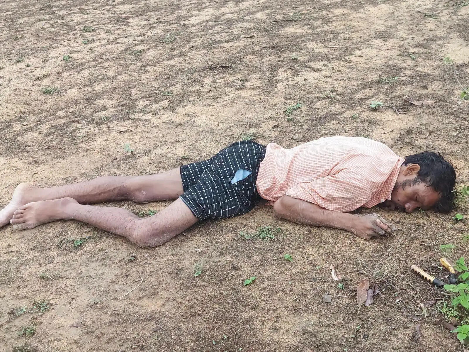 बिजली तार काटने के दौरान करंट लगने से युवक की मौत की आशंका, खंभे के नीचे मिला शव
