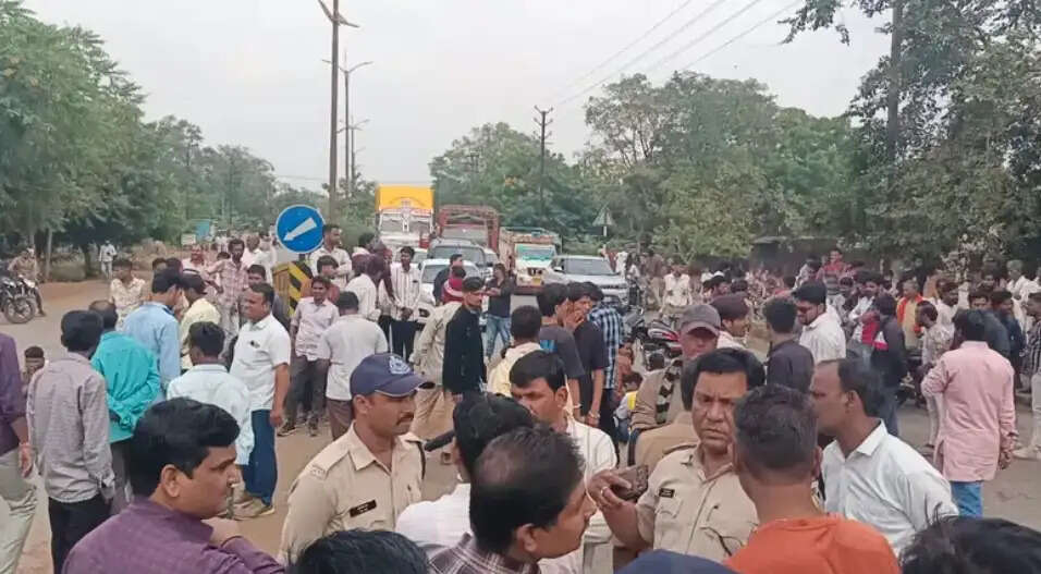 आगरमालवाः निर्माणाधीन मंदिर तोड़े जाने से नाराज हिन्दू संगठनों ने हाईवे पर लगाया जाम