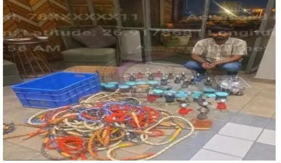 बार-बार पाबंदी के बावजूद बार में परोसा जा रहा था हुक्का: मैनेजर सहित चार गिरफ्तार