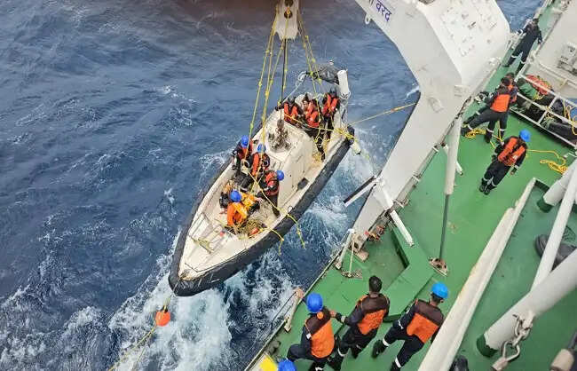 बंगाल की खाड़ी में डूबे&nbsp;जहाज के&nbsp;24 क्रू सदस्यों में से बचाए गए दो चीनी नागरिकों को&nbsp;पारादीप लाया गया