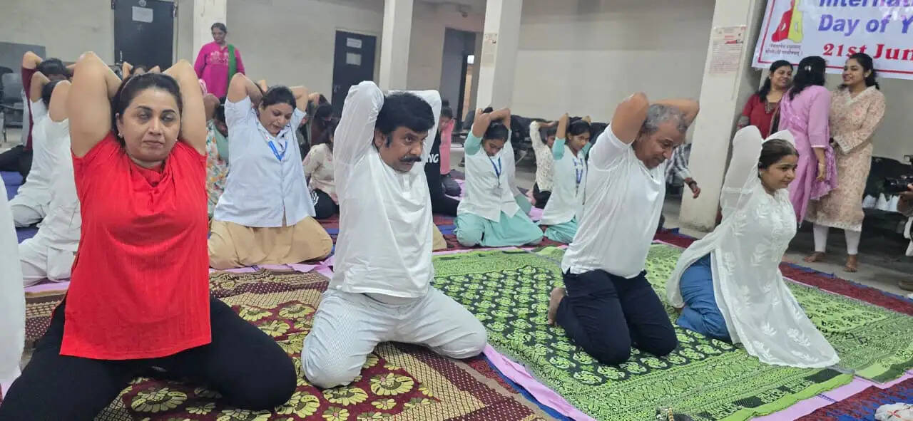 योग स्वस्थ जीवन की कुंजी है – डॉ अंबाडेकर निदेशक स्वास्थ विभाग