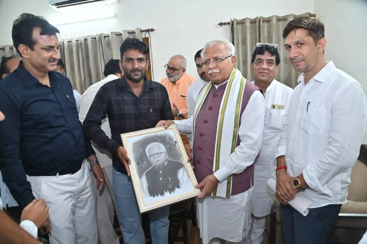 केंद्रीय मंत्री मनोहर लाल ने करनाल में सुनी प्रधानमंत्री के मन की बात