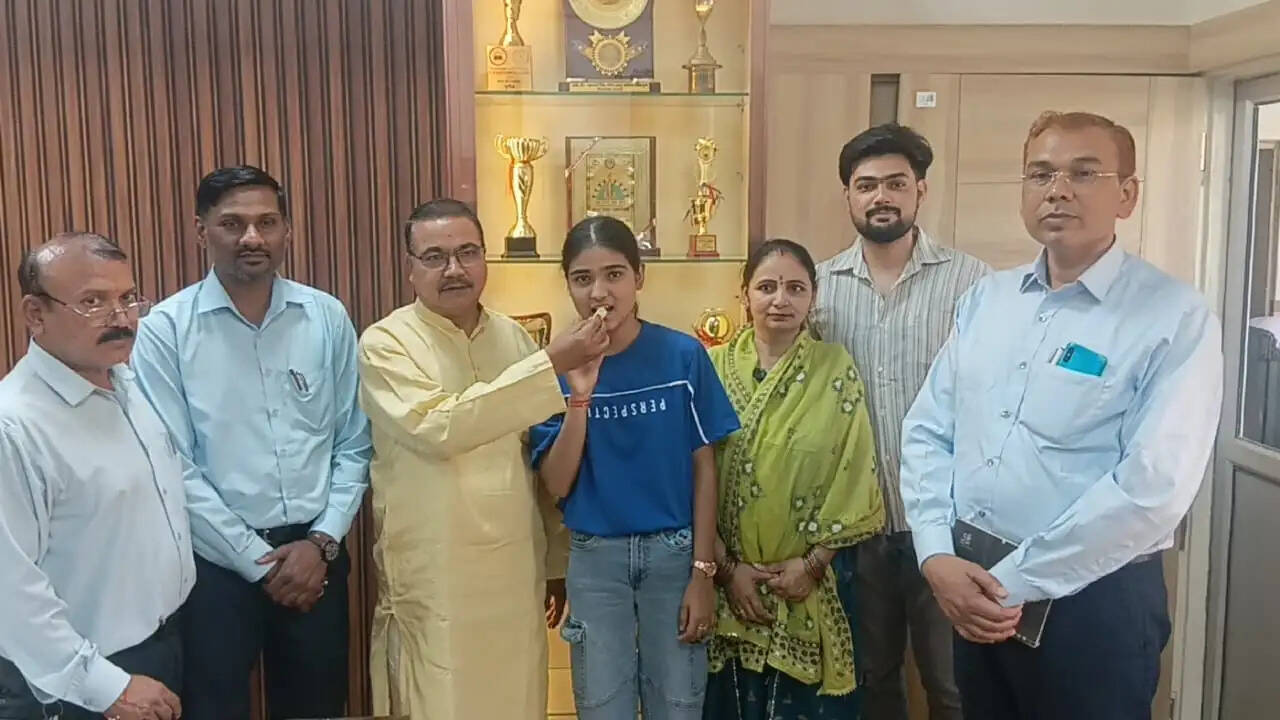 इंटरमीडिएट में सरस्वती विद्या मंदिर मायापुर की वंशिका प्रदेश में तीसरे और बीएचईएल की कशिश चौथे स्थान पर रहीं