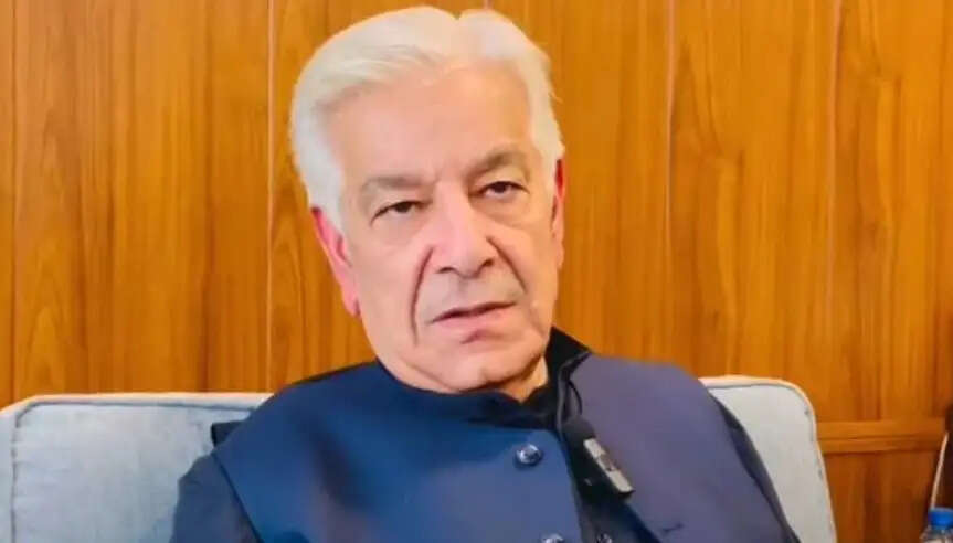 'इमरान खान को लॉन्ग मार्च से नहीं मिलेगी राहत'- आसिफ की चेतावनी