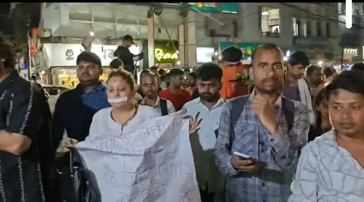 लाठीचार्ज के विरोध में छात्रों ने निकाला मौन जुलूस, कहा आंदोलन रहेगा जारी