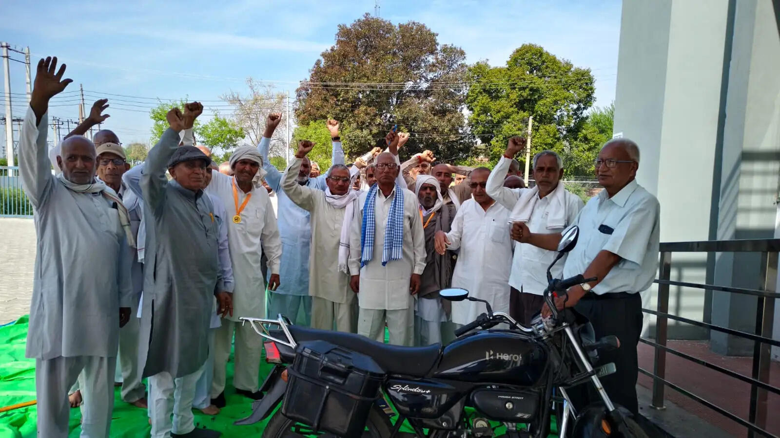 जींद : बिजली निगम पैंशनर्ज ने कार्यकारी अभियंता कार्यालय पर की नारेबाजी