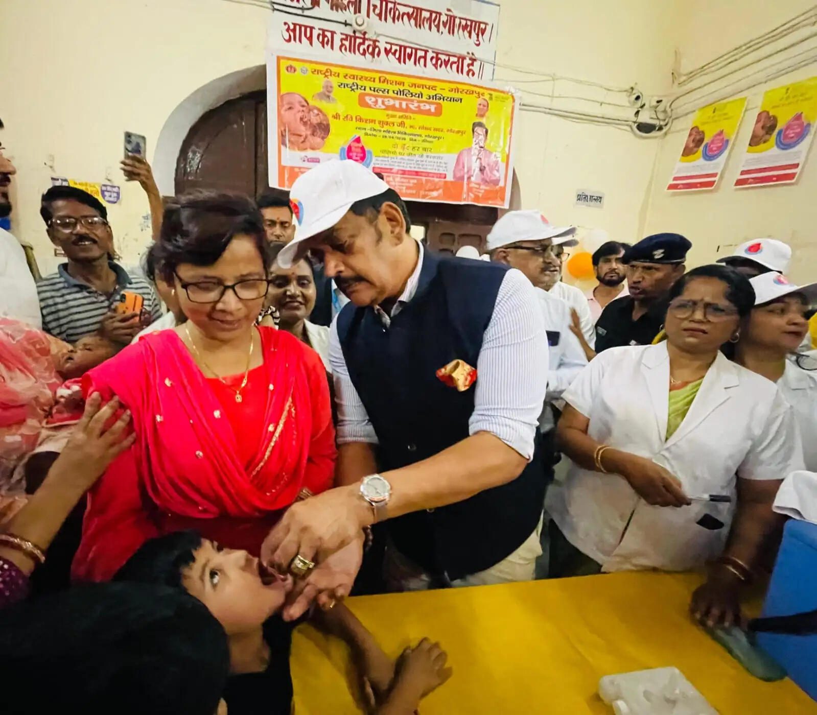पल्स पोलियो अभियान की शुरुआत, सांसद रवि किशन ने पिलाई पहली खुराक