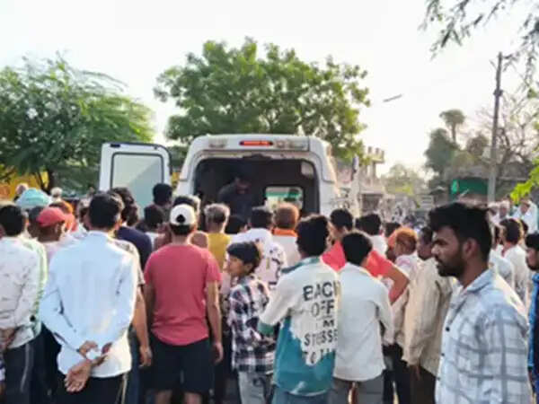 रतलाम में 30 मजदूरों से भरा ओवरलोड ऑटो अनियंत्रित होकर पलटा, एक बालिका की दबने से मौत, छह लोग घायल