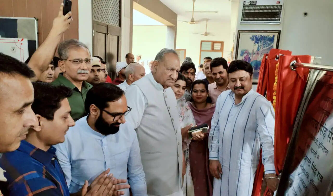 जींद : विधायक ने महिला क्लीनिक एवं अमृत फार्मेसी स्टोर का किया शुभारंभ