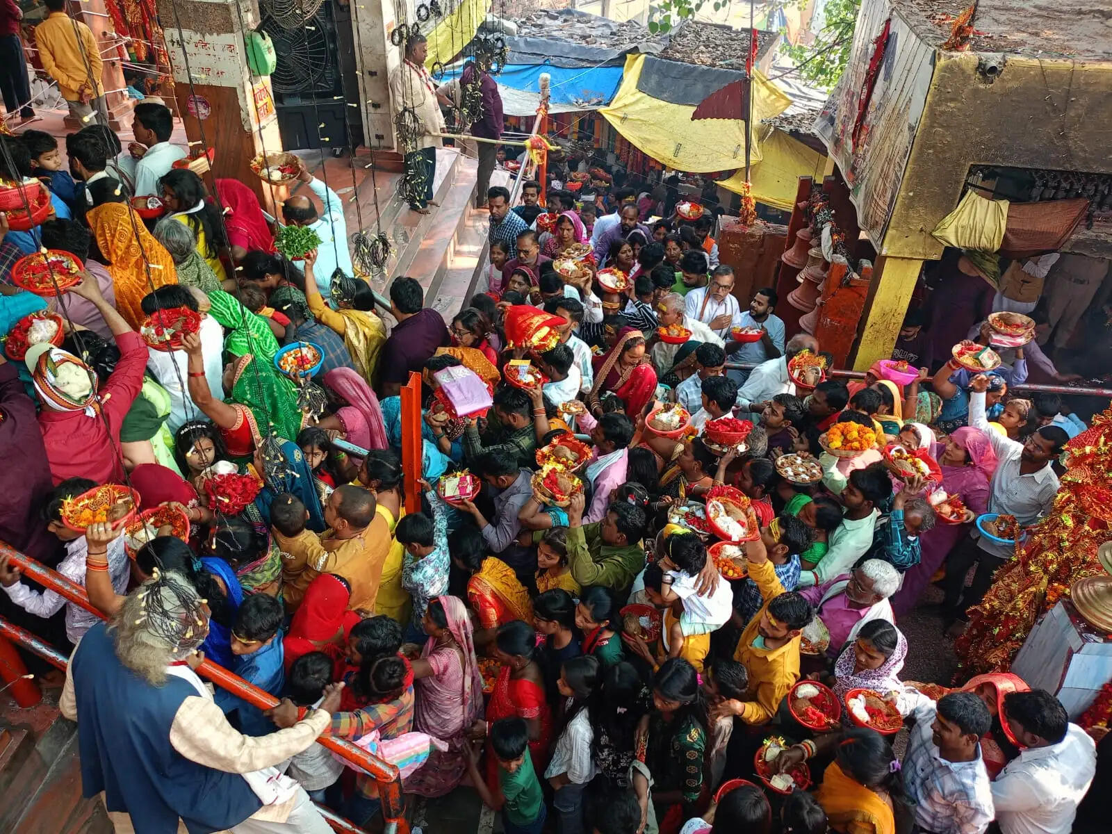 चैत्र नवरात्र: शीतला धाम में उमड़ा आस्था का सैलाब, दर्शन को लगी लंबी कतारें