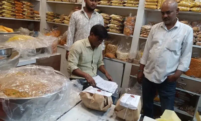 इंदौरः खाद्य सुरक्षा प्रशासन की कार्रवाई, आयुष बेकरी का खाद्य पंजीयन निलंबित
