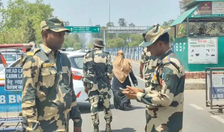 बीएसएफ ने भारत-पाक सीमावर्ती गांवों में चलाया सर्च आपरेशन