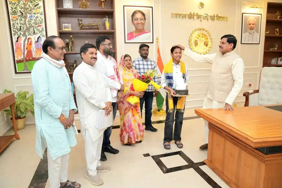 दसवीं बोर्ड टॉपर कु. प्रतिभा सोलंकी को प्रोत्साहन स्वरूप मिलेंगे एक लाख रुपए