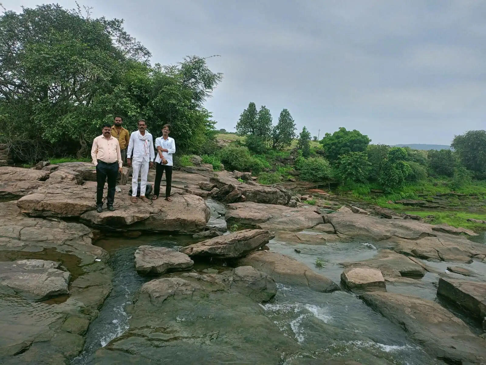 गोराटीला झरने में चार बच्चों की मौत से हड़कंप, पानी के नमूने जांच के लिए भेजे