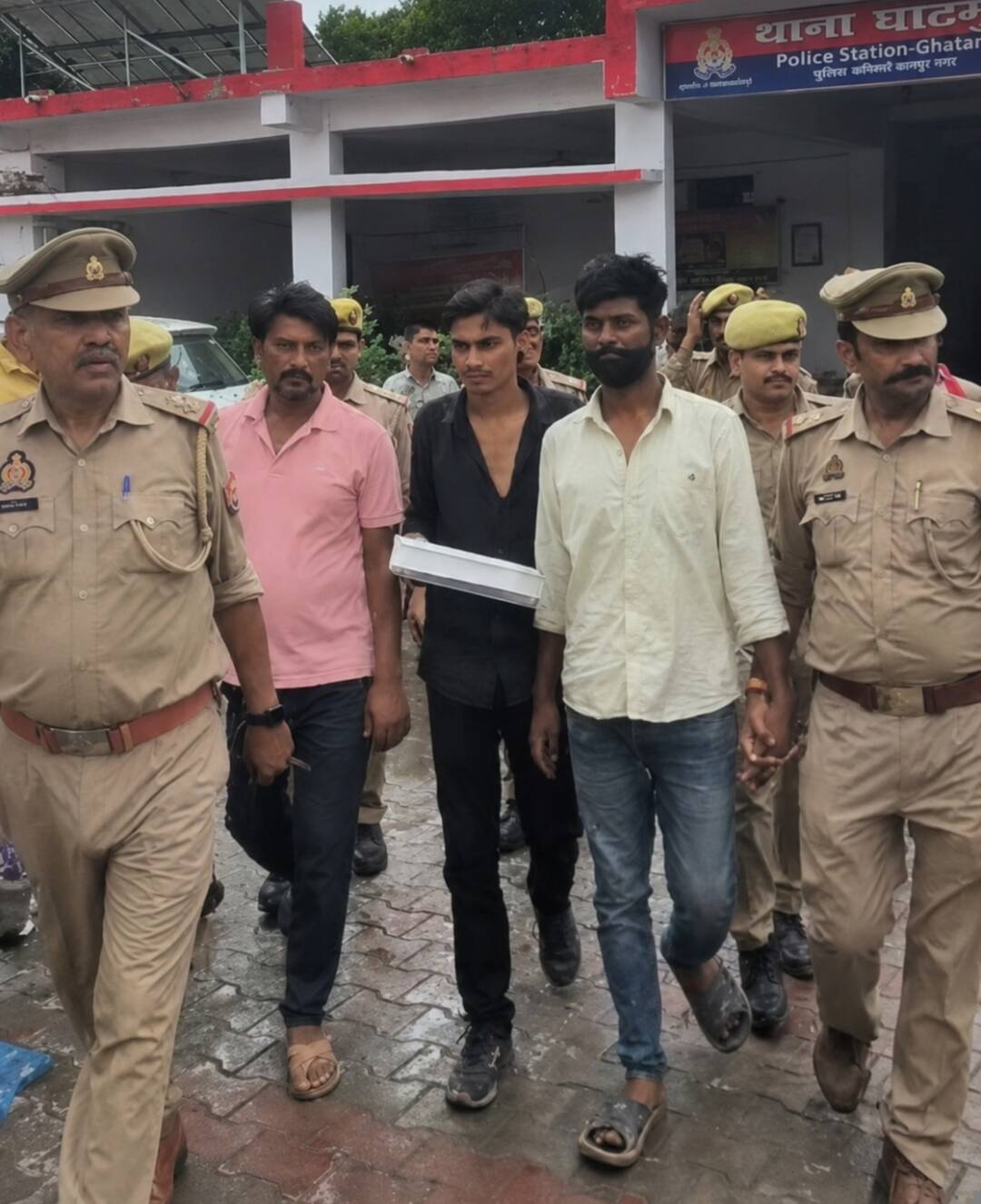 पत्नी के मायके पर फायरिंग करने के मामले में आरोपित पति समेत तीन गिरफ्तार, पुलिस ने निकाला पैदल जुलूस