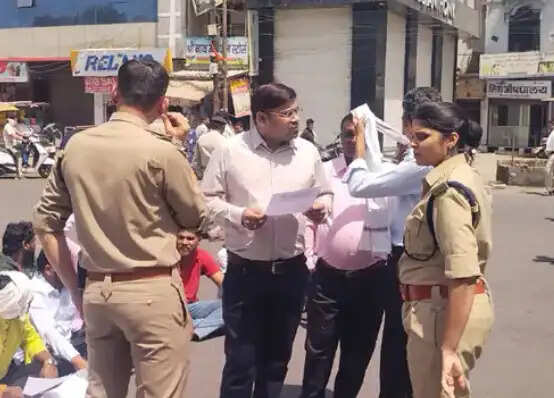 बस हादसे में युवक की मौत के बाद प्रदर्शन: गांधी चौराहे पर शव रखकर न्याय की मांग