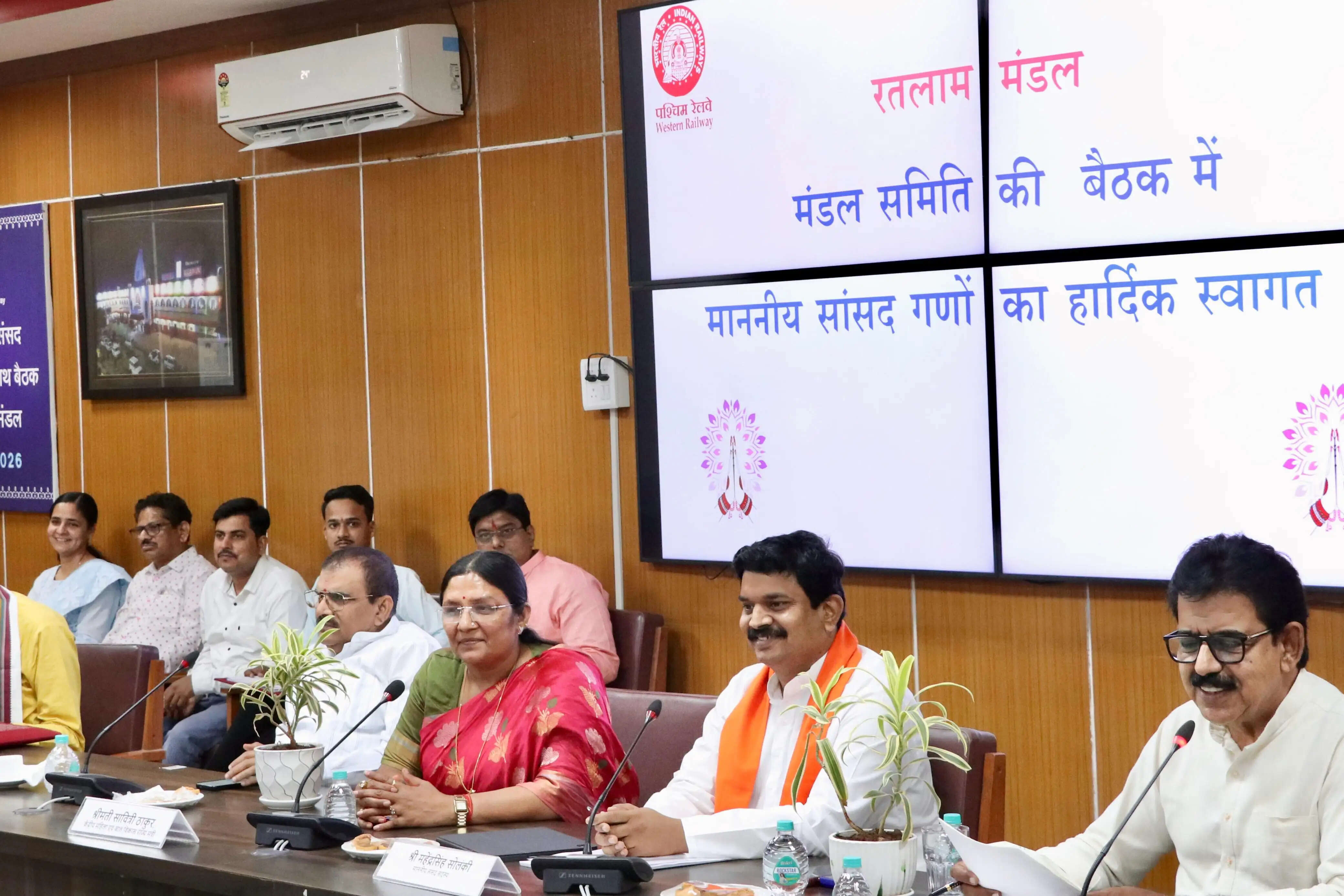 पीएम मित्र पार्क को जल्द रेलवे नेटवर्क से जोड़ने पर जोर, सांसद सावित्री ठाकुर ने उठाए क्षेत्रीय रेल विकास के मुद्दे
