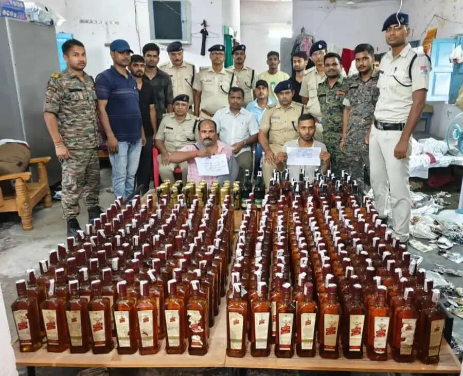 वैशाली एक्सप्रेस ट्रेन के खाली रैक से 300 बोतल विदेशी शराब बरामद, दो गिरफ्तार