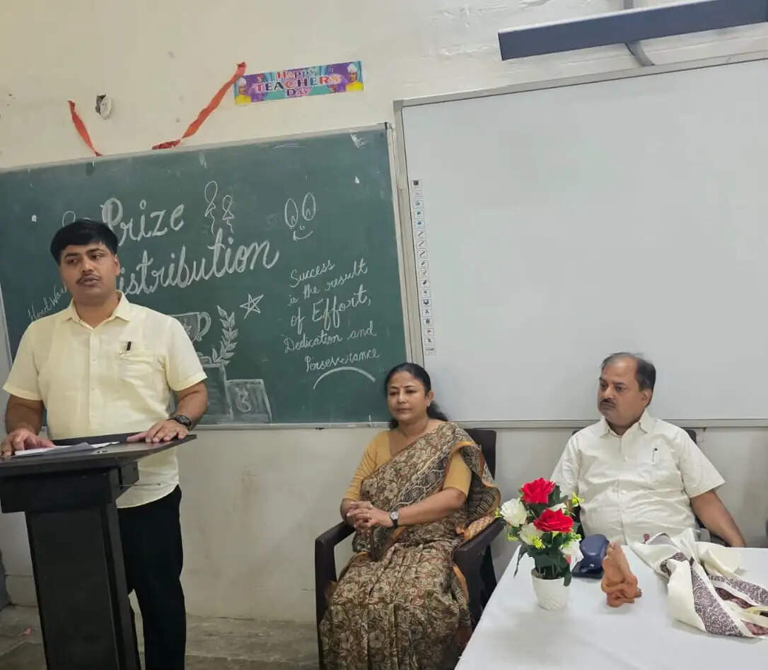 क्विज में सृष्टि जायसवाल और निबंध प्रतियोगिता में खुशी सिंह रहीं प्रथम