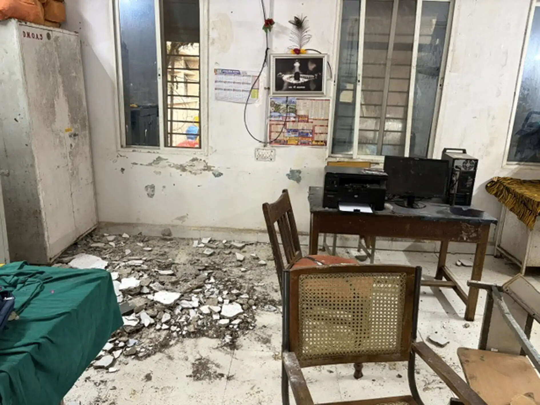 उज्जैन में मलेरिया कार्यालय की छत का प्लास्टर भरभराकर गिरा