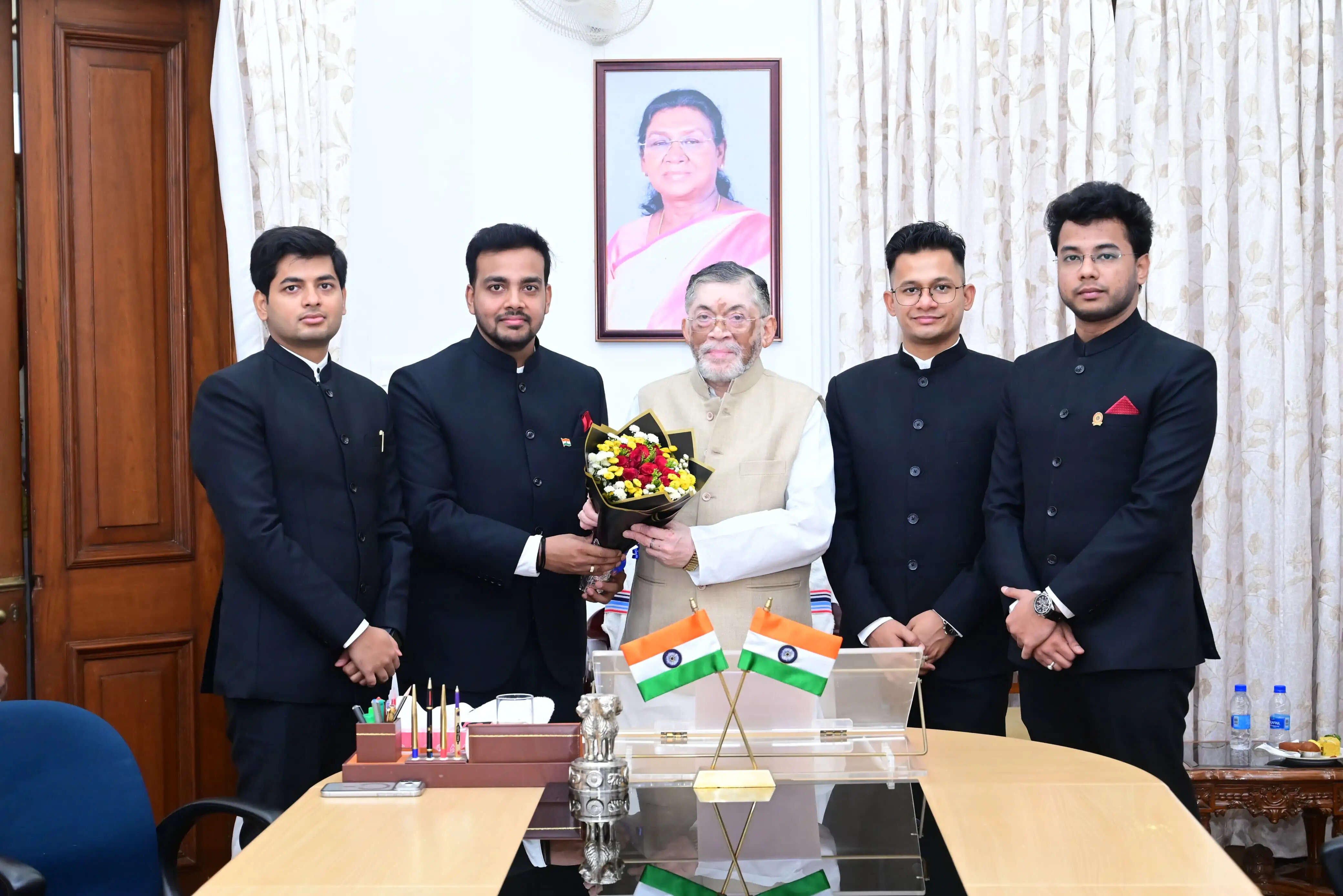 राज्यपाल संतोष गंगवार ने प्रशिक्षु आईएएस अधिकारियों को दिया जनहित में कार्य करने का संदेश