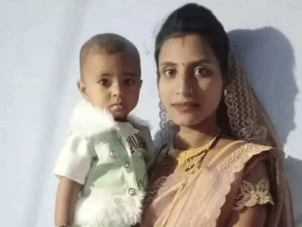 बैतूल में&nbsp;मां ने अपनी 15 महीने की बेटी के साथ पेट्रोल डालकर खुद को जिंदा जलाया,&nbsp;ससुराल पक्ष पर प्रताड़ना के आरोप