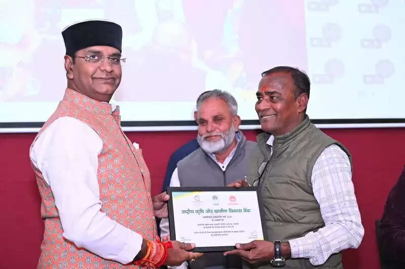 भोपाल: सहकारिता सम्मेलन में उत्कृष्ट काम करने वाली प्राथमिक कृषि साख समितियां हुईं सम्मानित