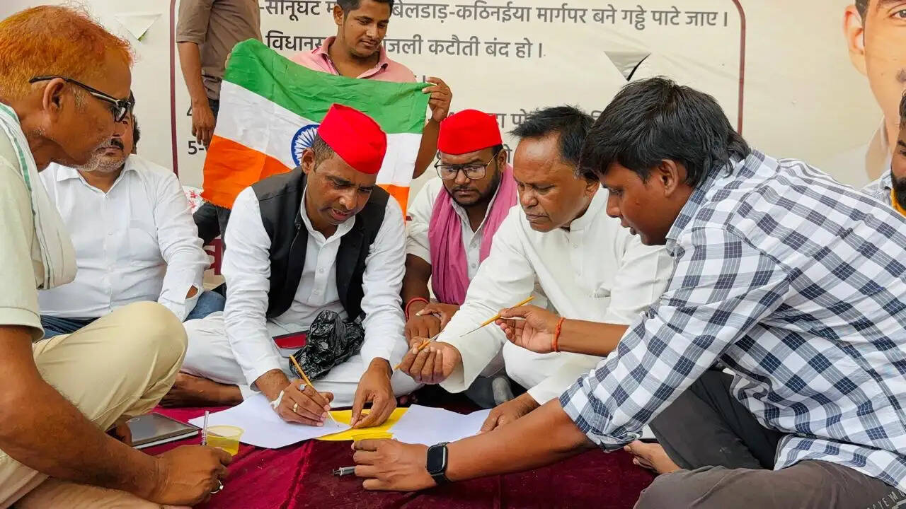 भूख हड़ताल पर बैठे सपा नेता विजय ने खून से लिखा प्रधानमंत्री को पत्र