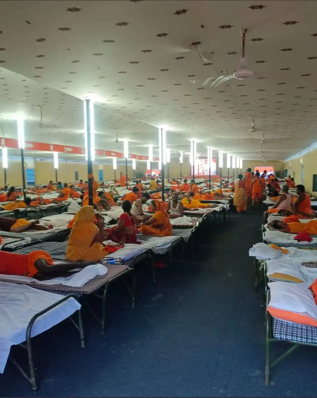 विश्राम गृह का लाभ उठा रहे कांवरियाें ने की राज्य सरकार की प्रशंसा