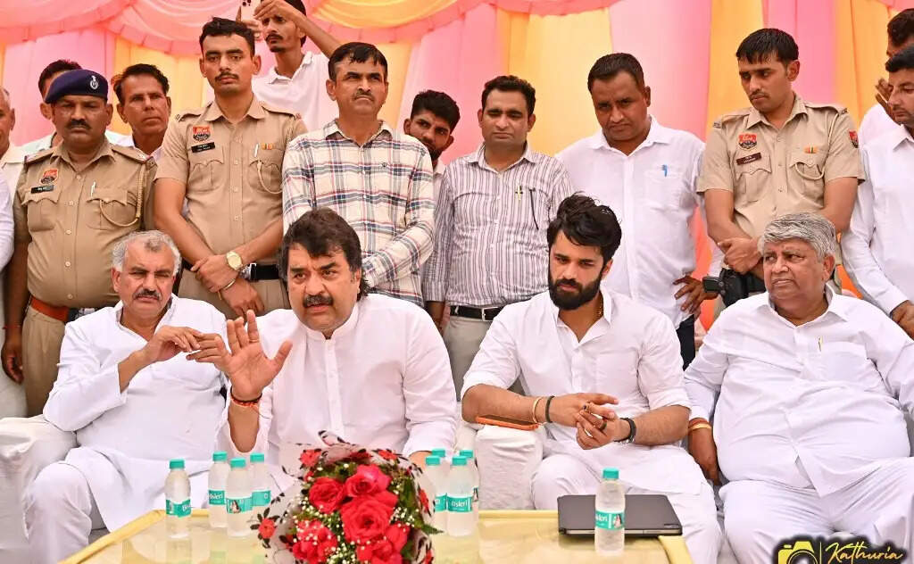 हिसार : आदमपुर में कुलदीप-भव्य ने किया ग्रामीणों से संवाद