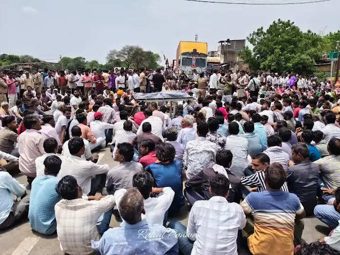 मंदसौर : लापता किशोरी का शव कुएं में मिलने से आक्रोश, परिजनों ने हाईवे पर किया चक्काजाम