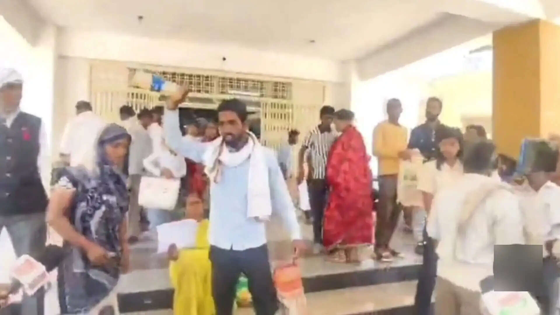 सागर: जनसुनवाई में युवक ने किया आत्मदाह का प्रयास, पंचायत सचिव पर प्रताड़ना का आरोप