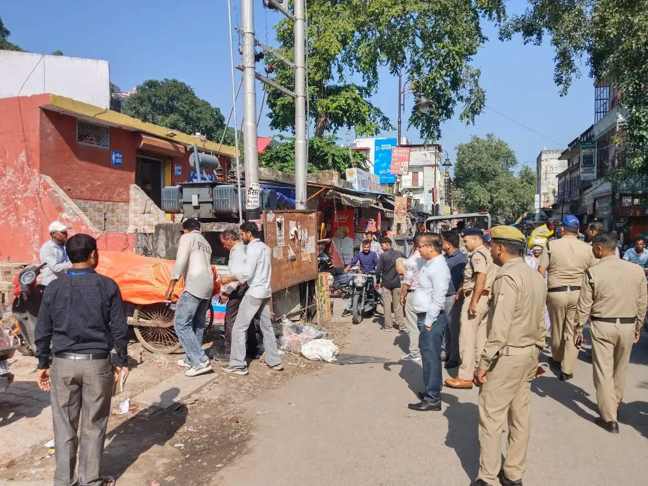 वाल्मीकि चौक से मंशा देवी मार्ग तक चला अतिक्रमण हटाओ अभियान