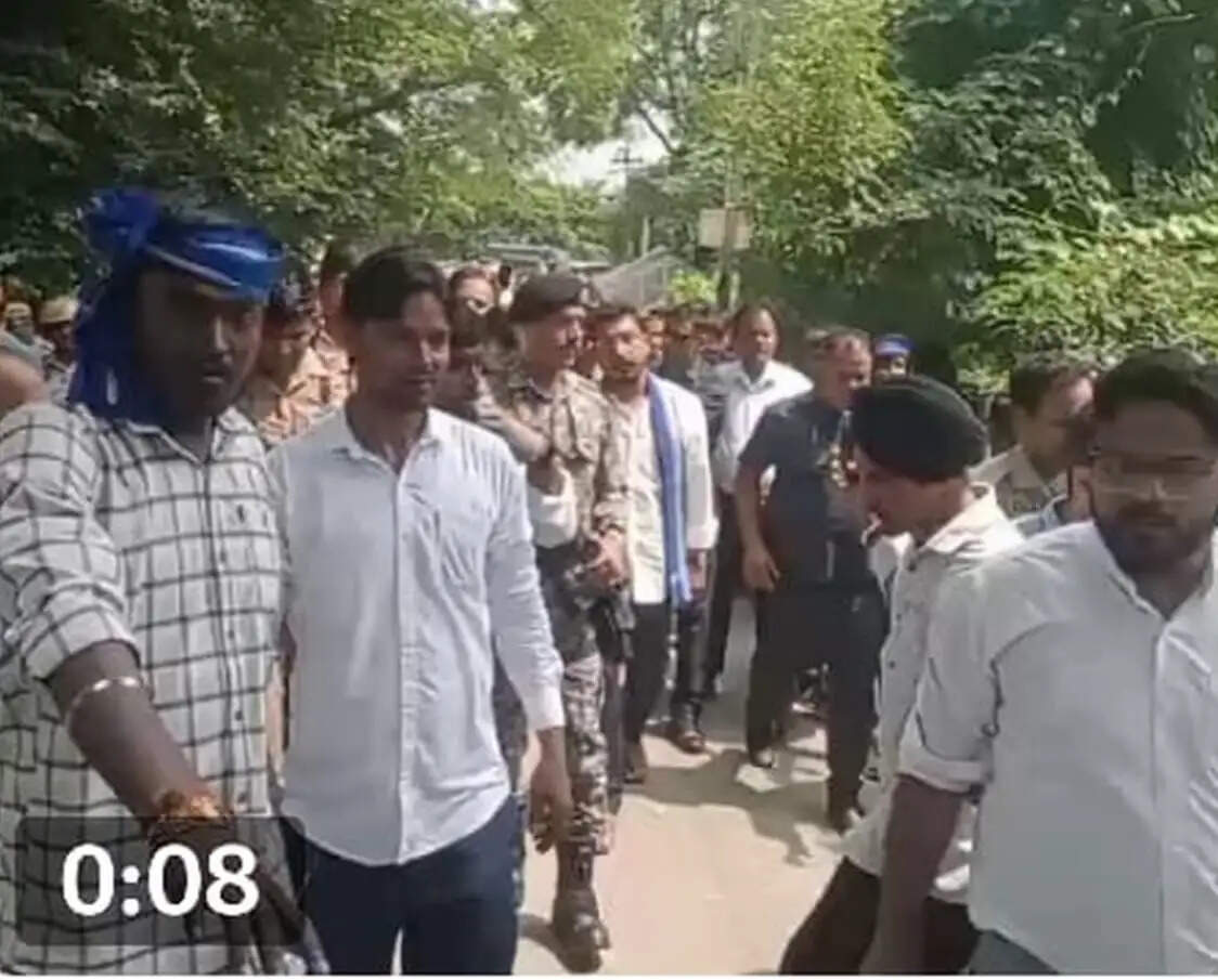 बाराबंकी में सांसद चंद्रशेखर आजाद को रोका, समर्थकों ने तोड़ा टोल बैरियर