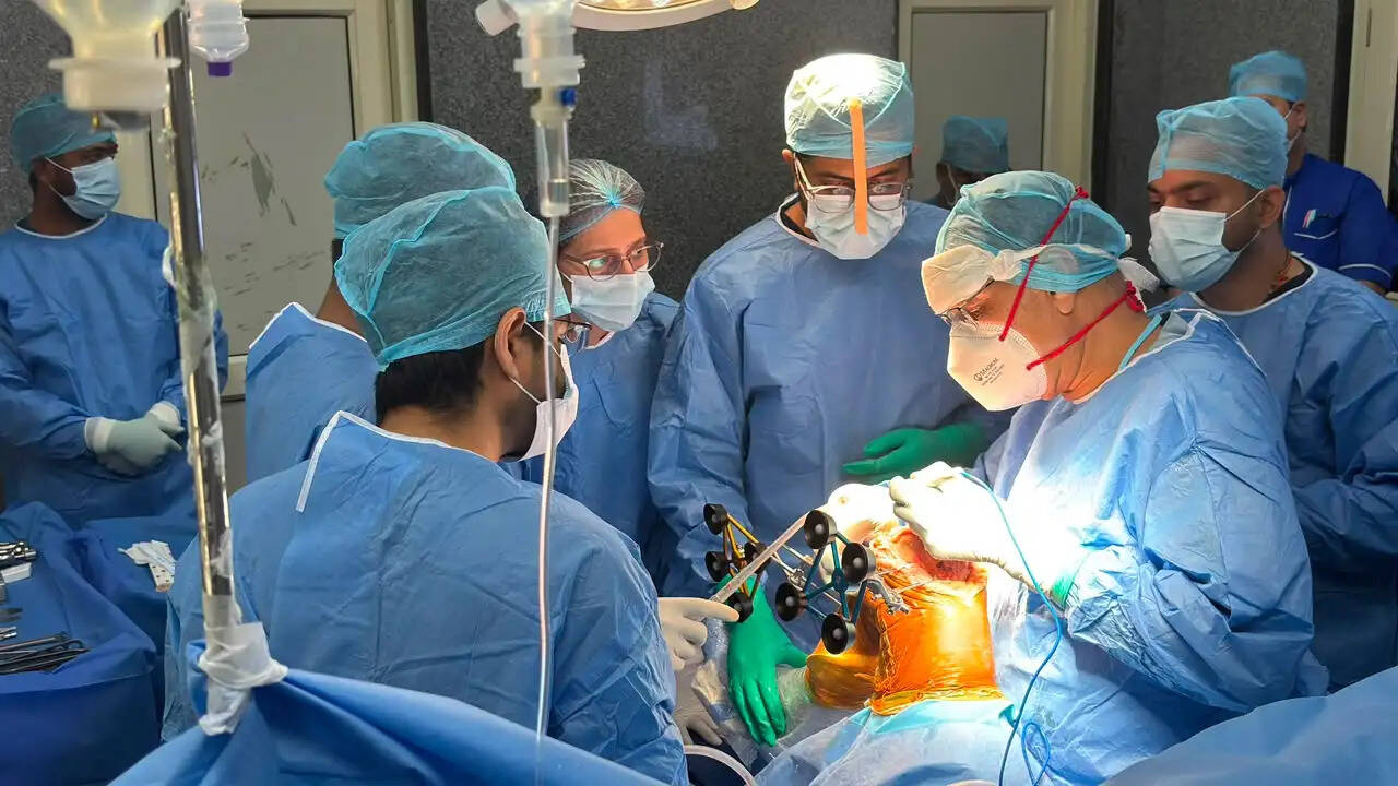 सफदरजंग अस्पताल में पहली सफल रोबोटिक घुटना प्रत्यारोपण सर्जरी