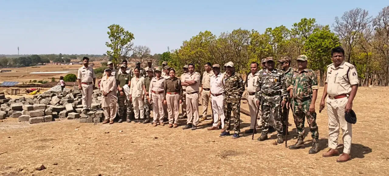 जशपुर : वन भूमि पर अवैध अतिक्रमण, विभाग ने निर्माण कार्य रुकवाकर जमीन कराई खाली