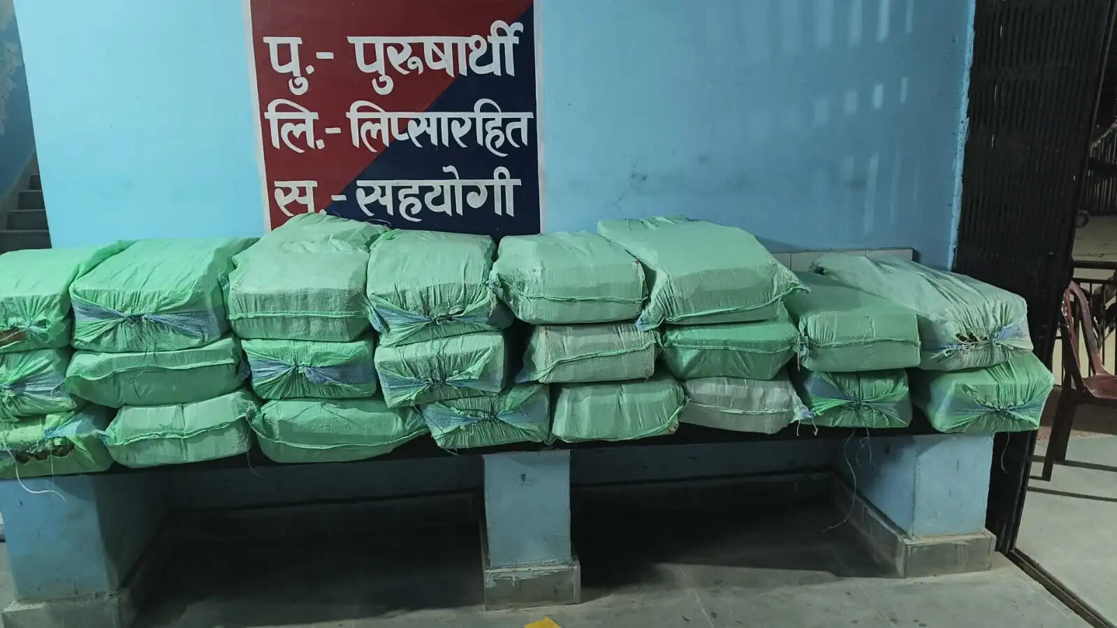 सफारी वाहन से 594 लीटर नेपाली व अंग्रेजी शराब के साथ वाहन जब्त, तस्कर फरार