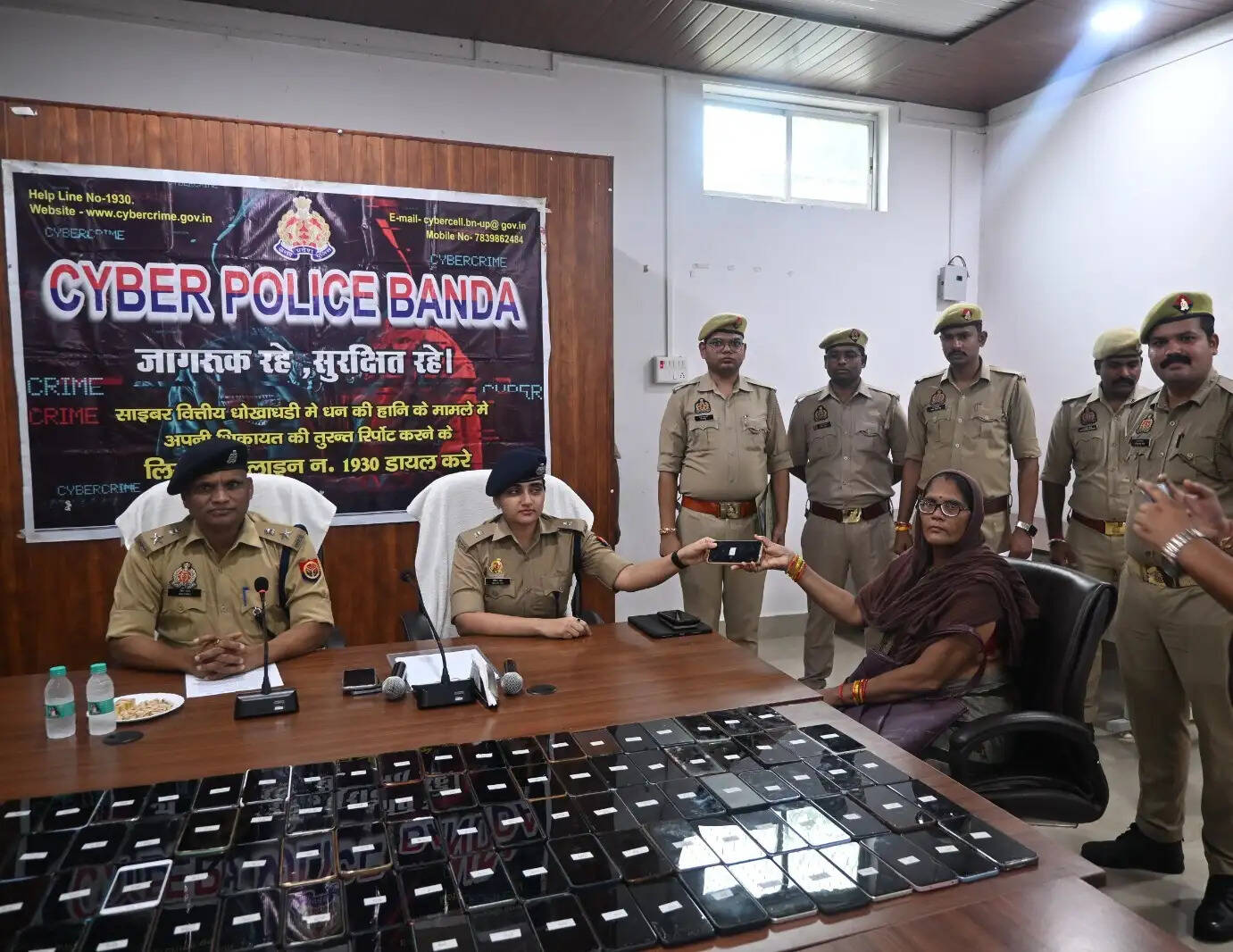 बांदा में 111 मोबाइल फोन बरामद कर स्वामियों को सौंपा