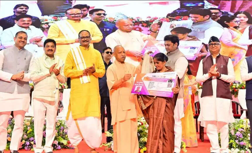 मुख्यमंत्री ने रसोइयों को दी सौगात, बढ़ाया मानदेय, कैशलेस चिकित्सा कार्ड और बीमा सुविधा का ऐलान