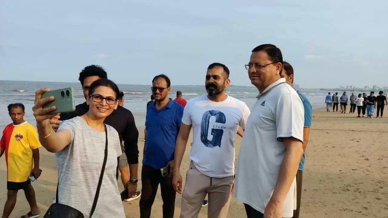 मुंबई में चुनाव प्रचार के बाद सुूबह सैर के दौरान जुहू बीच पहुंचे मुख्यमंत्री धामी