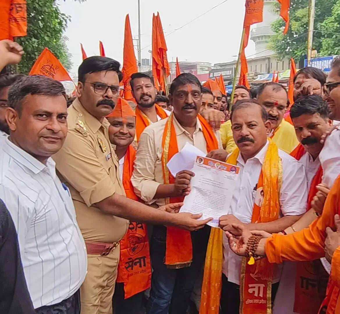 संभल के हरिहर मंदिर में जलाभिषेक को जा रहे मुरादाबाद के शिव सैनिकों को पुलिस ने रोका