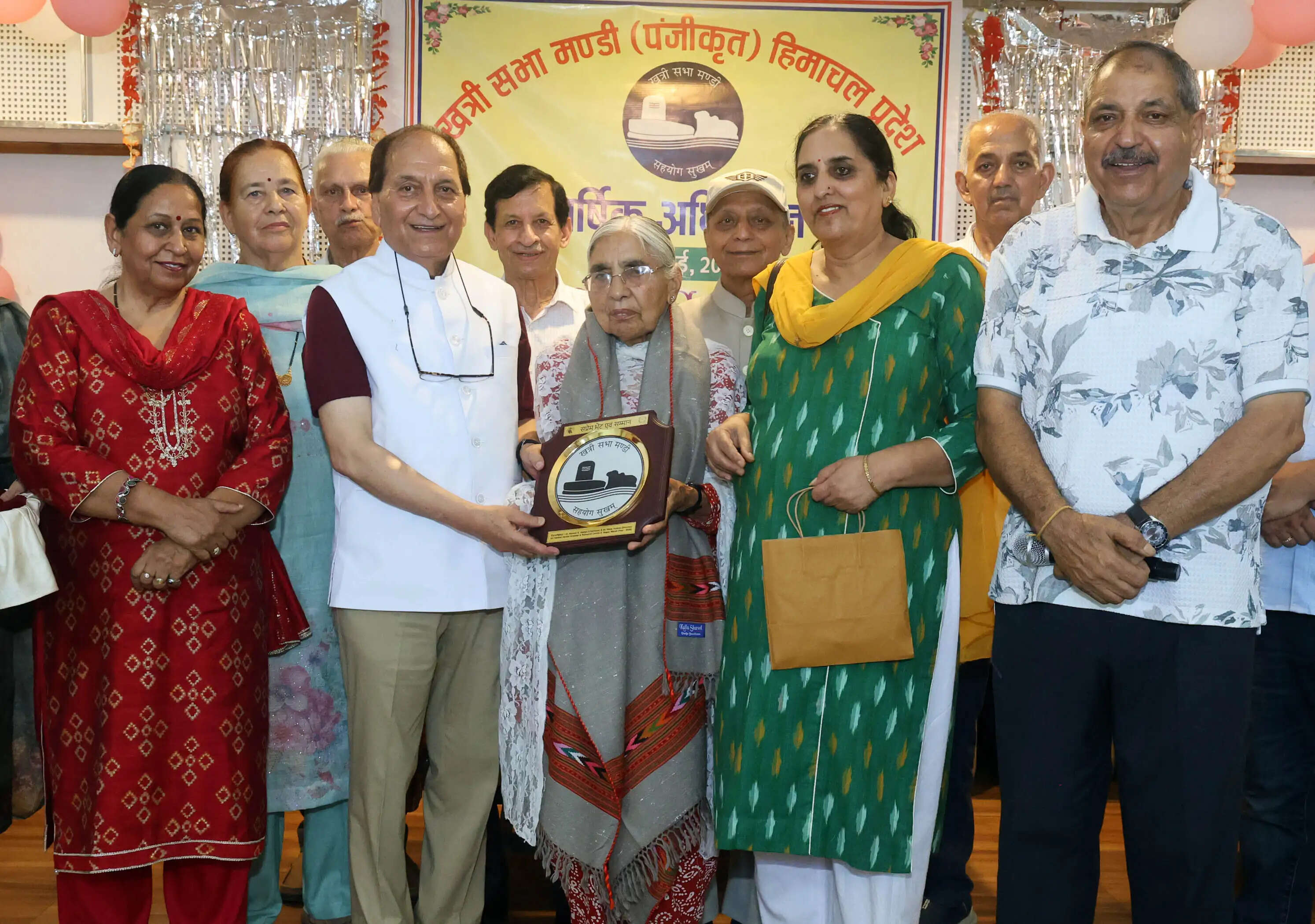 खत्री सभा मंडी ने 85 साल के 37 वरिष्ठजनों को सम्मानित, नरेश वैद्य दूसरी बार बने अध्यक्ष