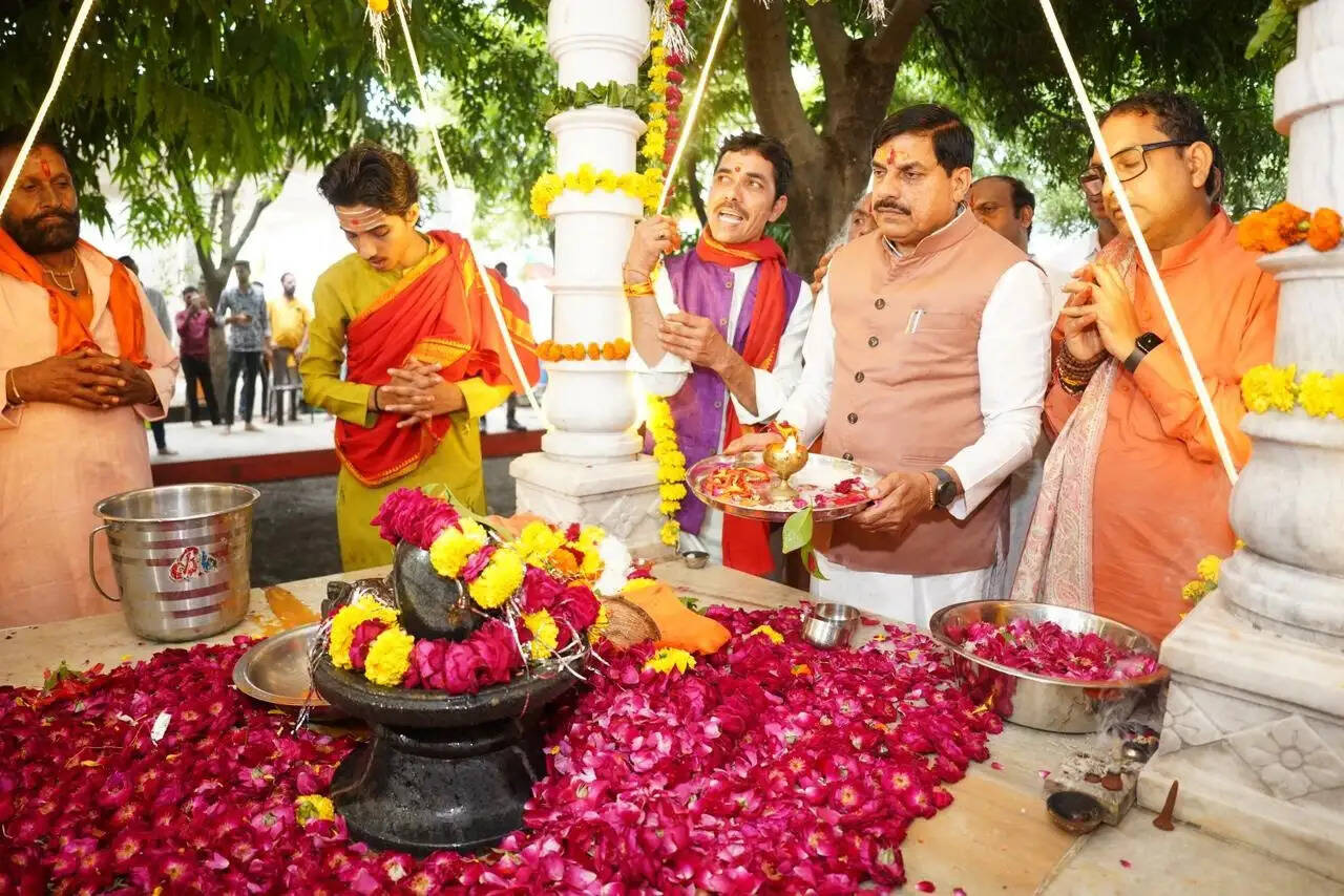 (अपडेट) संतों के आशीर्वाद से मिलती है सद्कार्य की प्रेरणा : मुख्यमंत्री डॉ. यादव