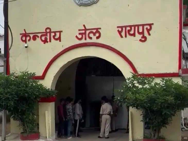 केंद्रीय जेल रायपुर में औचक छापा, 50 जवानों ने चार घंटे खंगाली बैरकें