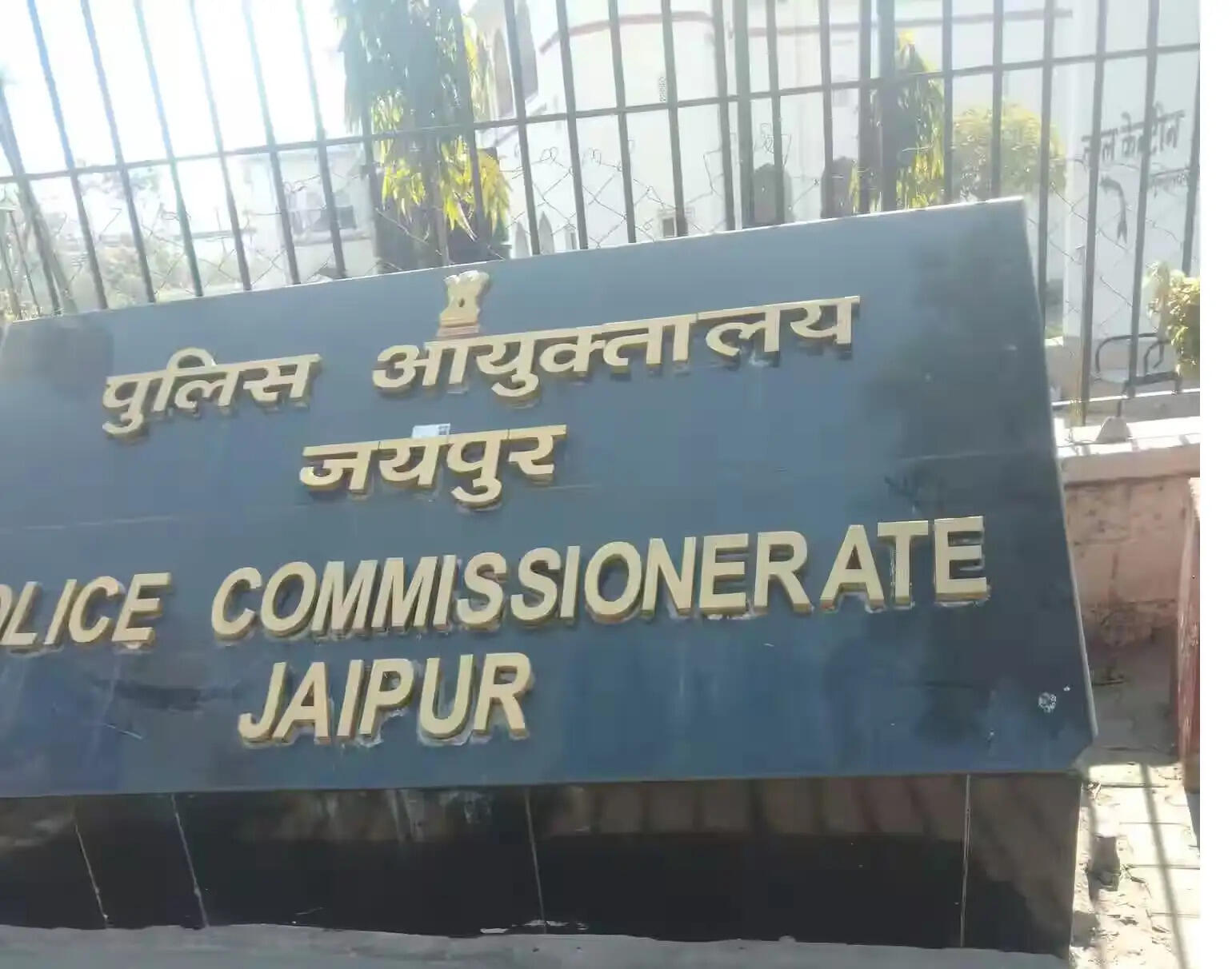 पांच मेडिकल स्टोर पर छापा: पांच लाख की नकली और प्रतिबंधित दवाएं जब्त