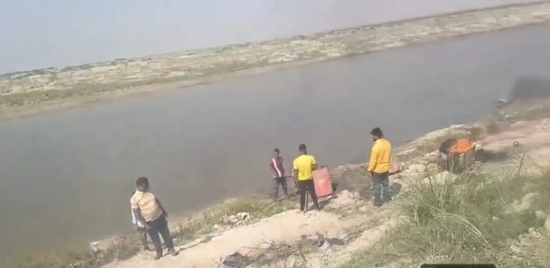 सारण के रिविलगंज में ड्रोन और डॉग स्क्वायड के साथ शराब माफियाओं पर छापेमारी