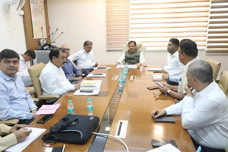 शासकीय मेडिकल कॉलेज ग्वालियर एवं जबलपुर में प्रस्तावित सुदृढ़ीकरण कार्यों को शीघ्र दें अंतिम रूप: शुक्ल