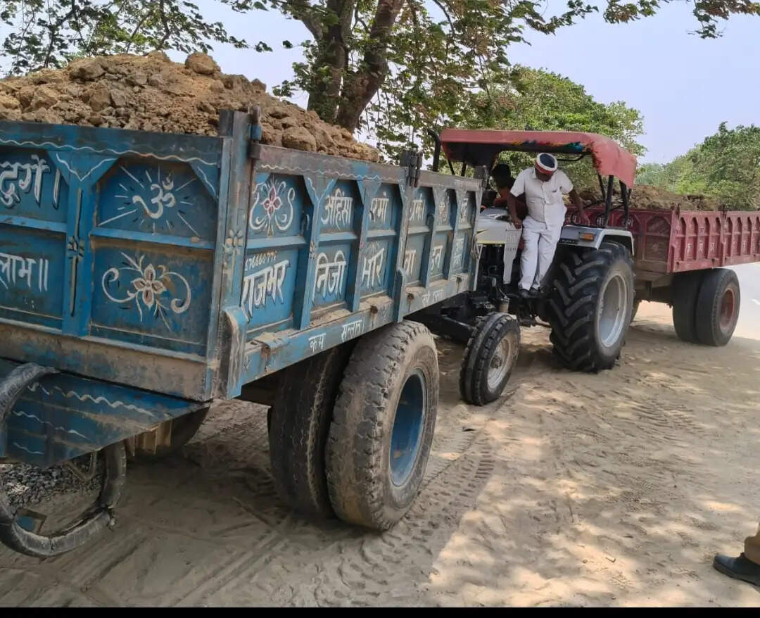 जिलाधिकारी के निर्देश पर एसडीएम ने अवैध खनन में लगे दो ट्रैक्टर ट्राली पकड़ी