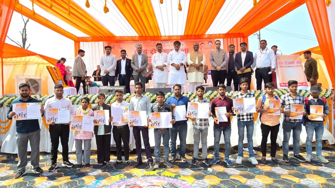 शासन की योजनाओं से जुड़कर आत्मनिर्भर बनें युवा : गिरीश चंद्र यादव