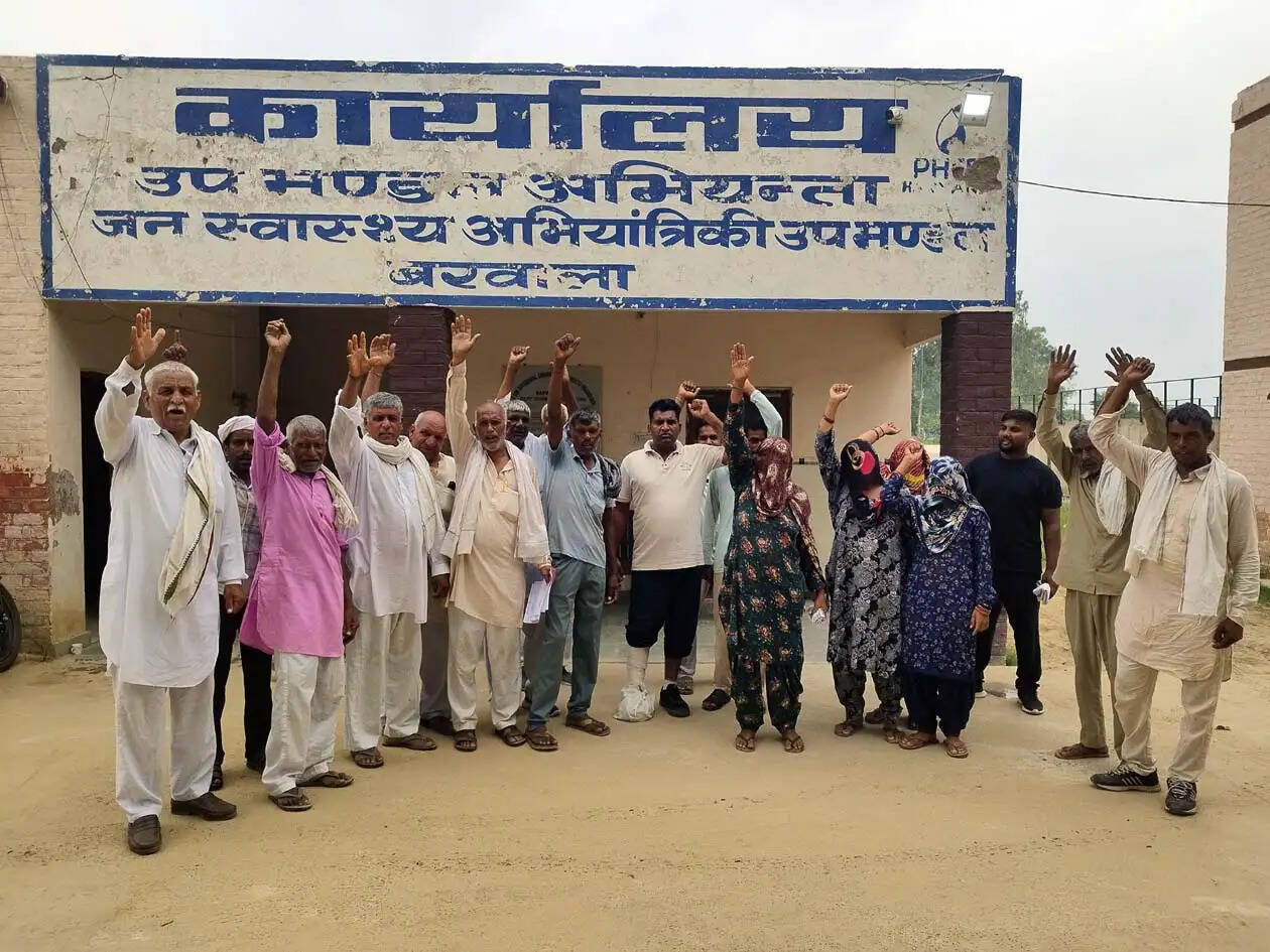 हिसार : पेयजल संकट पर भड़का ग्रामीणों का गुस्सा,किया प्रदर्शन